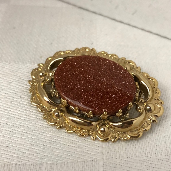 Vintage Jewelry - Vintage gold stone brooch